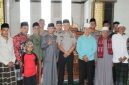 Kapolres Tanggamus AKBP AH. Hudi Arif saat foto bersama para tokoh Pekon Kampung Baru, Kota Agung Timur di Masjid Nurul Huda, Jumat 23 Oktober 2026 | Dok. Humas Polres Tanggamus.