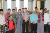 Kapolres Tanggamus AKBP AH. Hudi Arif saat foto bersama para tokoh Pekon Kampung Baru, Kota Agung Timur di Masjid Nurul Huda, Jumat 23 Oktober 2026 | Dok. Humas Polres Tanggamus.