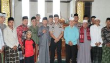Kapolres Tanggamus AKBP AH. Hudi Arif saat foto bersama para tokoh Pekon Kampung Baru, Kota Agung Timur di Masjid Nurul Huda, Jumat 23 Oktober 2026 | Dok. Humas Polres Tanggamus.