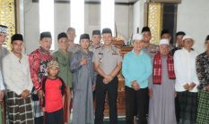 Kapolres Tanggamus Jumat Keliling di Masjid Nurul Huda, Ajak Warga Jaga Kamtibmas dan Manfaatkan Layanan Polisi 110