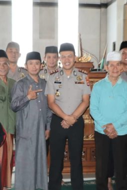 Kapolres Tanggamus Jumat Keliling di Masjid Nurul Huda, Ajak Warga Jaga Kamtibmas dan Manfaatkan Layanan Polisi 110