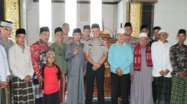 Kapolres Tanggamus AKBP AH. Hudi Arif saat foto bersama para tokoh Pekon Kampung Baru, Kota Agung Timur di Masjid Nurul Huda, Jumat 23 Oktober 2026 | Dok. Humas Polres Tanggamus.