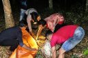 Polisi saat mengevakusi korban setelah diamuk massa usai dituduh mencuri getah karet di Kabupate Mesuji, Lampung, Rabu 21 Oktober 2026 malam | Dok. Polres Mesuji.