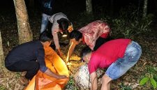Polisi saat mengevakusi korban setelah diamuk massa usai dituduh mencuri getah karet di Kabupate Mesuji, Lampung, Rabu 21 Oktober 2026 malam | Dok. Polres Mesuji.