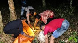 Polisi saat mengevakusi korban setelah diamuk massa usai dituduh mencuri getah karet di Kabupate Mesuji, Lampung, Rabu 21 Oktober 2026 malam | Dok. Polres Mesuji.