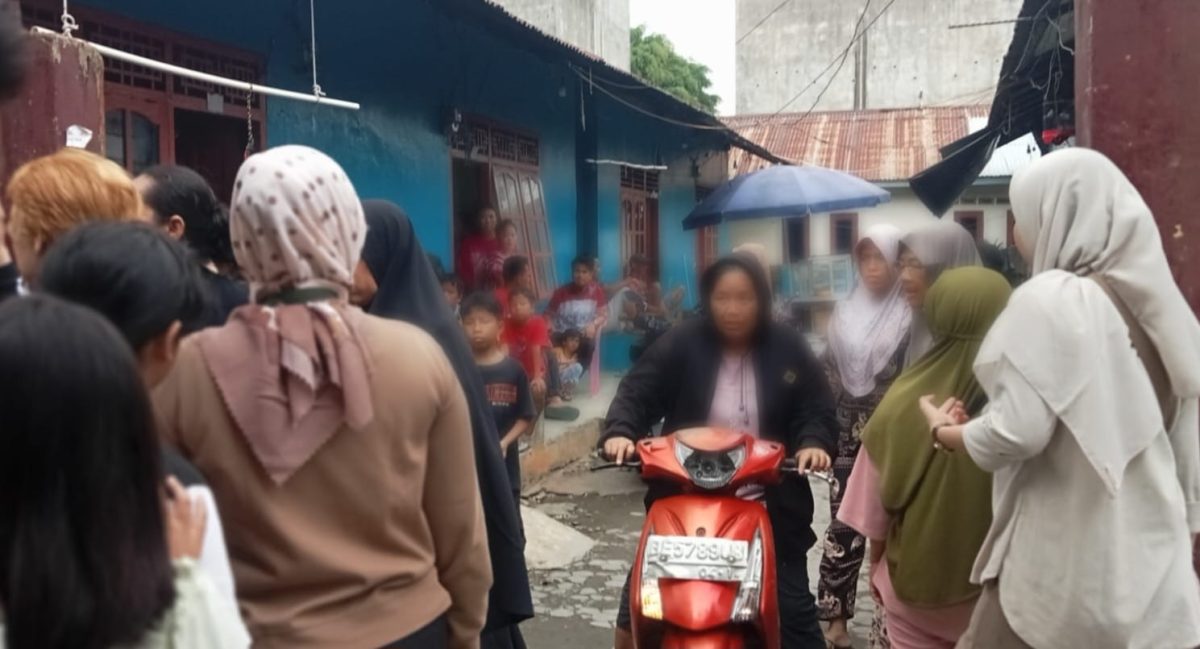 Warga yang berkerumun di depan kontrakan lokasi ditemukannya pedagang somay yang diduga mengakhiri hidup di Kelurahan Baros, Kota Agung, Tanggamus, Sabtu 24 Oktober 2026, sore | Zulkarnain/Media Prioritastv.com.
