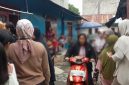 Warga yang berkerumun di depan kontrakan lokasi ditemukannya pedagang somay yang diduga mengakhiri hidup di Kelurahan Baros, Kota Agung, Tanggamus, Sabtu 24 Oktober 2026, sore | Zulkarnain/Media Prioritastv.com.