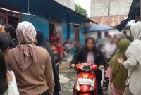 Warga yang berkerumun di depan kontrakan lokasi ditemukannya pedagang somay yang diduga mengakhiri hidup di Kelurahan Baros, Kota Agung, Tanggamus, Sabtu 24 Oktober 2026, sore | Zulkarnain/Media Prioritastv.com.