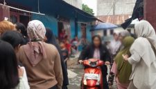 Warga yang berkerumun di depan kontrakan lokasi ditemukannya pedagang somay yang diduga mengakhiri hidup di Kelurahan Baros, Kota Agung, Tanggamus, Sabtu 24 Oktober 2026, sore | Zulkarnain/Media Prioritastv.com.