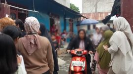 Warga yang berkerumun di depan kontrakan lokasi ditemukannya pedagang somay yang diduga mengakhiri hidup di Kelurahan Baros, Kota Agung, Tanggamus, Sabtu 24 Oktober 2026, sore | Zulkarnain/Media Prioritastv.com.
