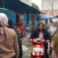 Warga yang berkerumun di depan kontrakan lokasi ditemukannya pedagang somay yang diduga mengakhiri hidup di Kelurahan Baros, Kota Agung, Tanggamus, Sabtu 24 Oktober 2026, sore | Zulkarnain/Media Prioritastv.com.
