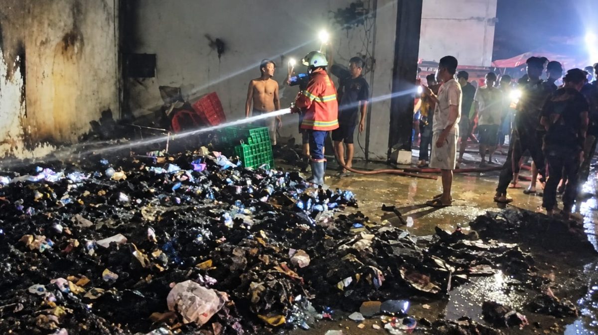 Damkar BPBD Pringsewu saat melakukan pemadaman di gudang J&N Pringsewu, Sabtu 24  Oktober 2026 | Dok. BPBD Pringsewu.