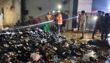 Damkar BPBD Pringsewu saat melakukan pemadaman di gudang J&N Pringsewu, Sabtu 24 Oktober 2026 | Dok. BPBD Pringsewu.