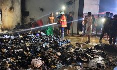 BPBD Pringsewu Terjunkan Dua Mobil Damkar Padamkan Kebakaran Gudang J&T