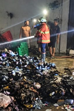 BPBD Pringsewu Terjunkan Dua Mobil Damkar Padamkan Kebakaran Gudang J&T
