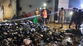 Damkar BPBD Pringsewu saat melakukan pemadaman di gudang J&N Pringsewu, Sabtu 24  Oktober 2026 | Dok. BPBD Pringsewu.