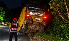 Muatan Berat, Truk Angkut Besi Terangkat dan Nyaris Terguling di Tanjakan Leter S Tanggamus