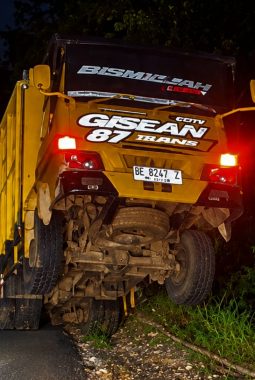 Muatan Berat, Truk Angkut Besi Terangkat dan Nyaris Terguling di Tanjakan Leter S Tanggamus