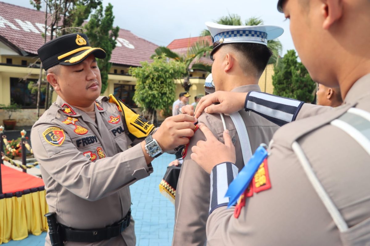 Wakapolres Tanggamus Kompol Fredy Aprisa saat menyematkan pita tanda Operasi Patuh Kratatau 2026 | Dok. Humas Polres Tanggamus.
