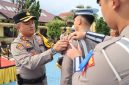 Wakapolres Tanggamus Kompol Fredy Aprisa saat menyematkan pita tanda Operasi Patuh Kratatau 2026 | Dok. Humas Polres Tanggamus.