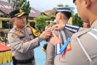 Wakapolres Tanggamus Kompol Fredy Aprisa saat menyematkan pita tanda Operasi Patuh Kratatau 2026 | Dok. Humas Polres Tanggamus.