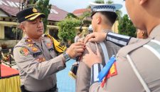 Wakapolres Tanggamus Kompol Fredy Aprisa saat menyematkan pita tanda Operasi Patuh Kratatau 2026 | Dok. Humas Polres Tanggamus.