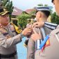Wakapolres Tanggamus Kompol Fredy Aprisa saat menyematkan pita tanda Operasi Patuh Kratatau 2026 | Dok. Humas Polres Tanggamus.