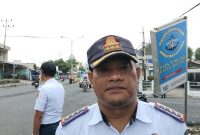 Kepala Dinas Perhubungan Tanggamus, M. Sabar Sitanggang saat memberikan keterangan pers disela kegiatan pengaturan di simpang lampu merah Kota Agung, Senin 26 Oktober 2026 | Herdi/Media Prioritastv.com.