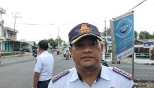 Kepala Dinas Perhubungan Tanggamus, M. Sabar Sitanggang saat memberikan keterangan pers disela kegiatan pengaturan di simpang lampu merah Kota Agung, Senin 26 Oktober 2026 | Herdi/Media Prioritastv.com.