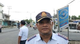 Kepala Dinas Perhubungan Tanggamus, M. Sabar Sitanggang saat memberikan keterangan pers disela kegiatan pengaturan di simpang lampu merah Kota Agung, Senin 26 Oktober 2026 | Herdi/Media Prioritastv.com.