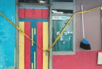 Pintu rumah kontrakan korban yang telah diberi police line, Jumat 9 Oktober 2026.