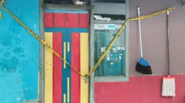 Pintu rumah kontrakan korban yang telah diberi police line, Jumat 9 Oktober 2026.