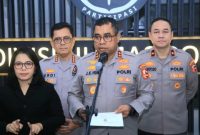 Kadiv Humas Polri Irjen Pol Johnny Eddizon Isir saat memberikan keterangan pers.
