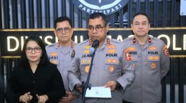 Kadiv Humas Polri Irjen Pol Johnny Eddizon Isir saat memberikan keterangan pers.
