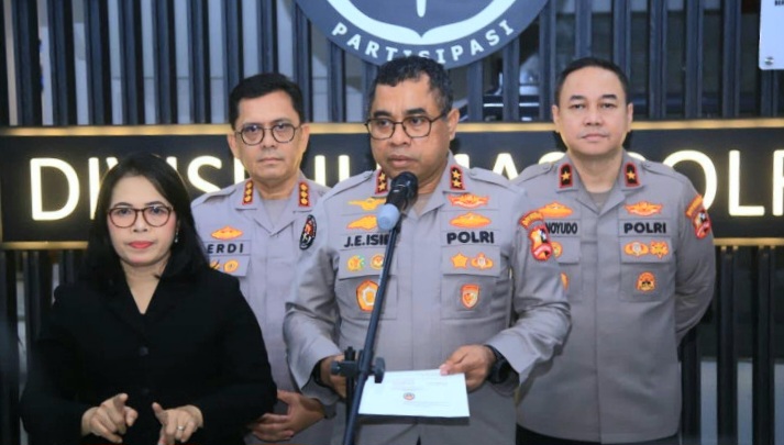 Kadiv Humas Polri Irjen Pol Johnny Eddizon Isir saat memberikan keterangan pers.